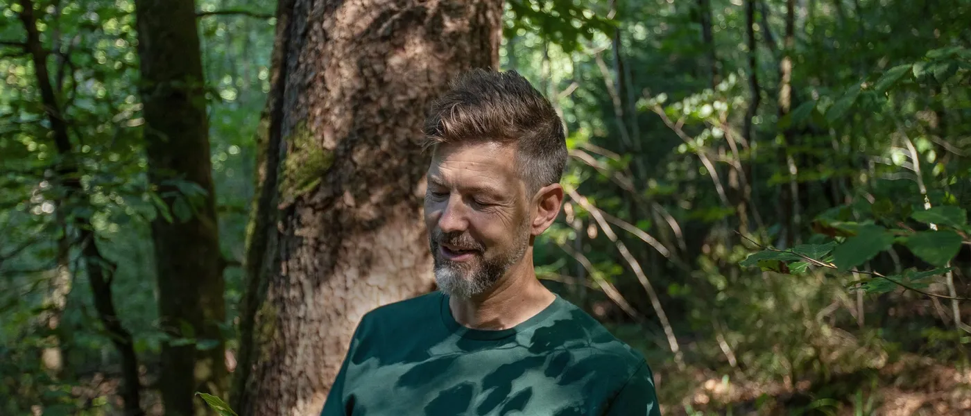 Jodok Batlogg in einem Wald, fotografiert von Sophie Renner